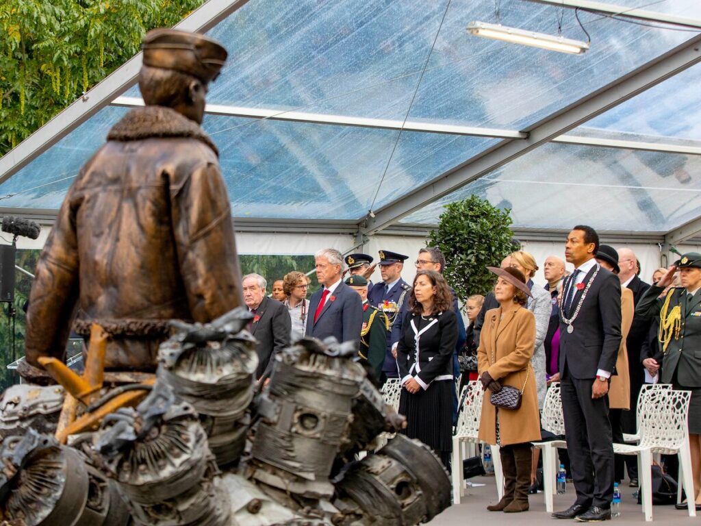prinses margriet in okober 2021 tijdens de herdenkingsceremonie ter nagedachtenis van de omgekomen bemanningsleden van de short stirling bk716 in het bos der onverzettelijken in almere